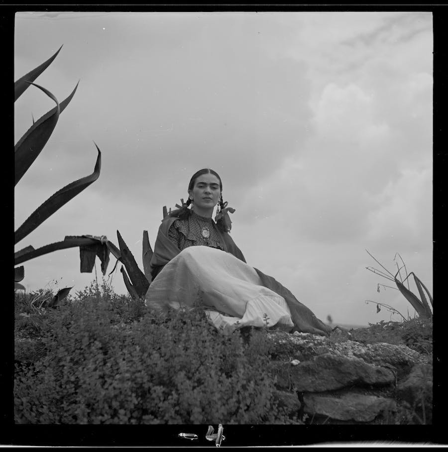 Frida Kahlo, sittande bredvid en agave, under en fotografering i Vogue 1937 med titeln ‘Señoras of Mexico’. Toni Firssell Collection, Library of Congress, public domain