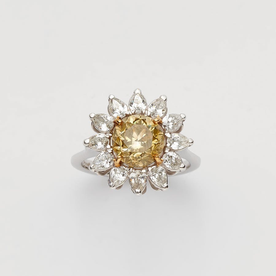 Anillo de oro blanco y 12 diamantes blancos, imagen © Lempertz