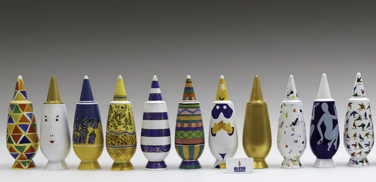 Alessandro Mendini, Colección de 14 jarros de cerámica esmaltada de la serie 100% Make up. Prod. Alessi, Italia, 1992. Foto © Cambi