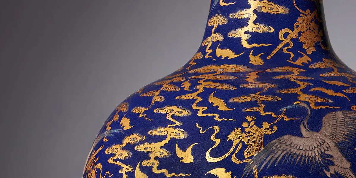 Vase impérial tianqiuping à motif « chauve-souris et grue » en émail argenté et doré sur fond émaillé bleu cobalt, Chine, période Qianlong et marque impériale (1736-1795). Photo © Dreweatts (détail)

