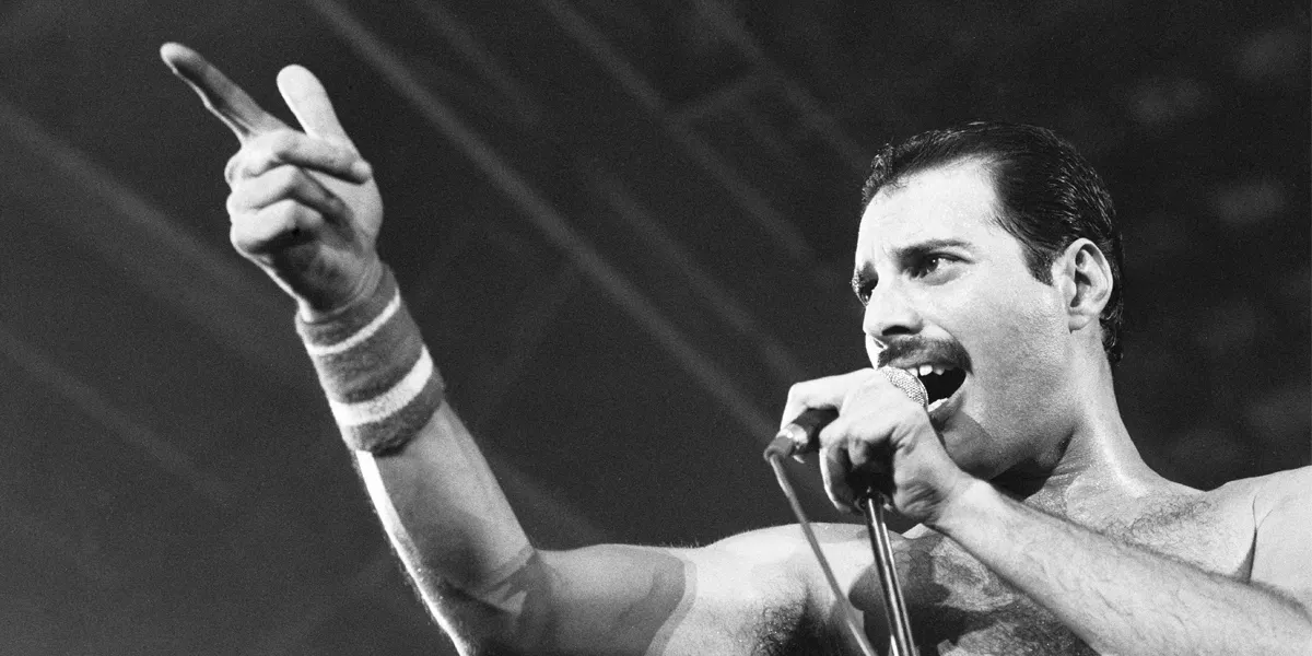 Freddie Mercury sul palco con i Queen a Wembley, 1984. Foto di Nigel Wright/Mirrorpix/Getty Images (dettaglio)