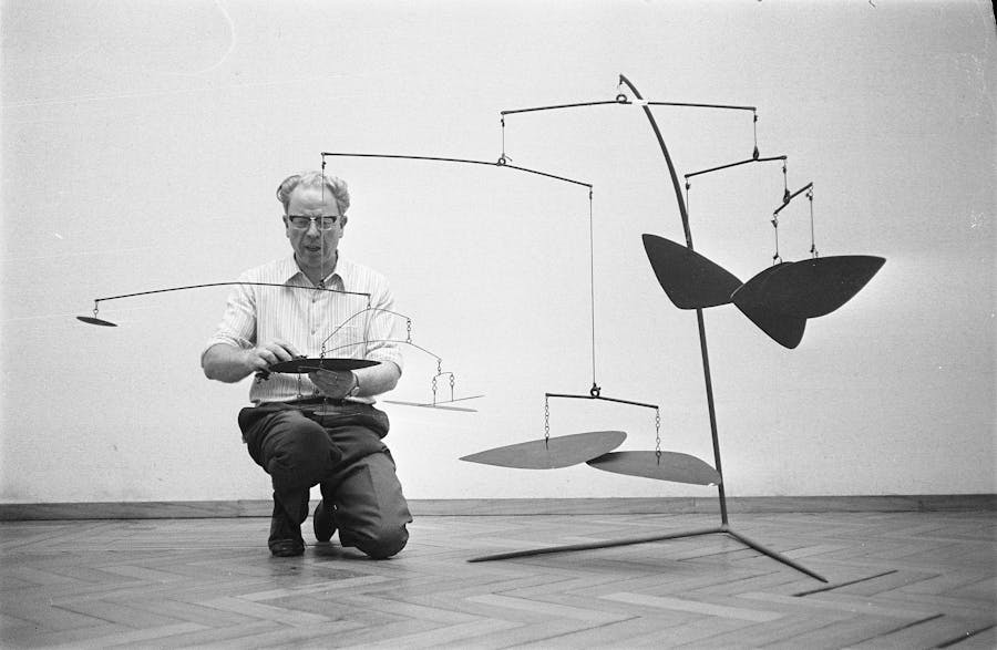 Installation photo of a Calder standing mobile, Stedelijk Museum Amsterdam, 1969. Collection / Archive: Photo Collection 'Anefo Report'. Photo via Wikimedia Commons, Licence CC0 1.0