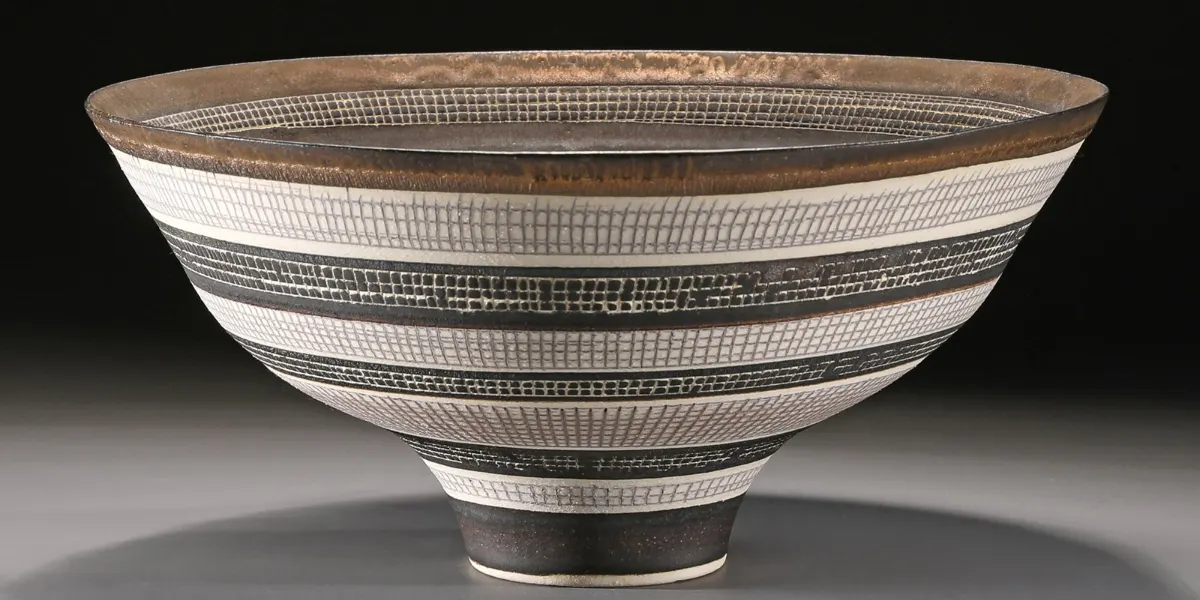 Lucie Rie, Sgraffito Bowl, 1968-1972. Image © KUNST & DESIGN AUKTIONSHAUS SCHOPS TUROWSKI (detail)