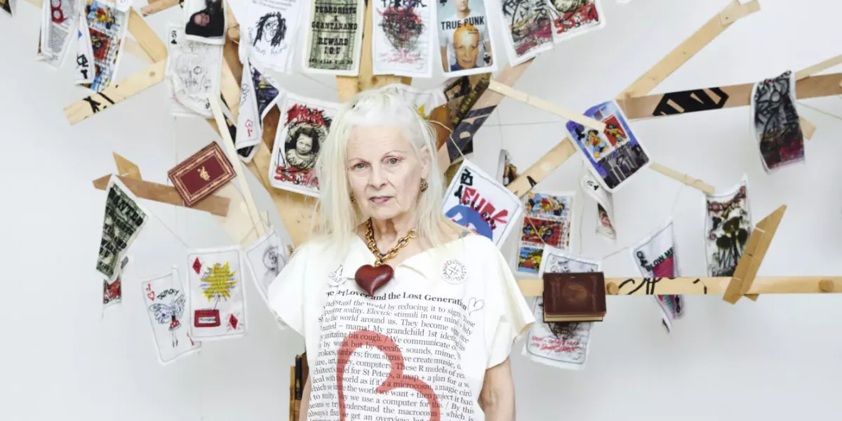 Campagna Vivienne Westwood SS19, con carte da gioco che sono diventate il set in edizione limitata THE BIG PICTURE - Vivienne's Playing Cards: Colleziona le carte. Collegare le carte, 2024. Foto: Hedvig Jenning. Per gentile concessione di Vivienne Westwood. Foto © Christie's