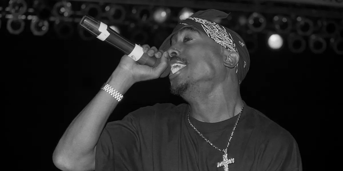 Tupac Shakur durante un'esibizione dal vivo nel 1994. Immagine © Raymond Boyd/Getty Images (dettaglio)