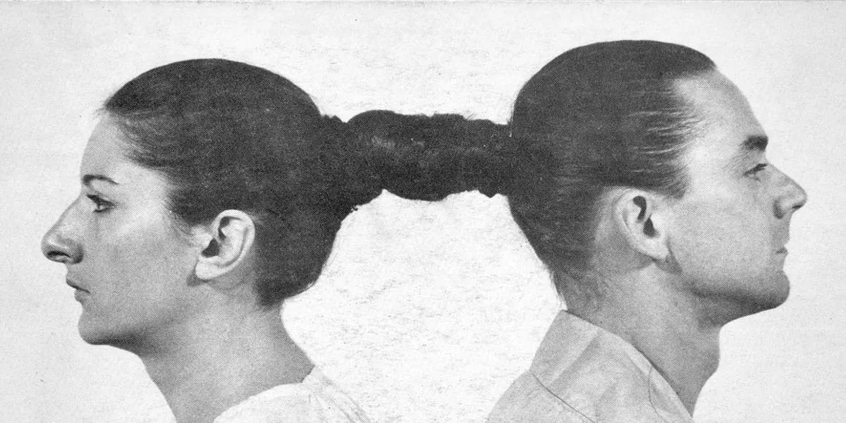 Ulay et Marina Abramović dans la performance « Relation in Time », 1978 © Marina Abramović et le Musée CODA via Wikimedia Commons
