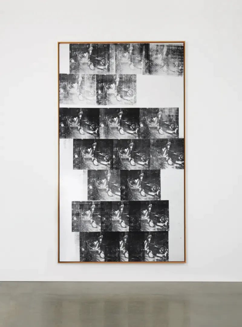 Andy Warhol (1928-1987), White Disaster (White Car Crash 19 Times), 1963, sérigraphie et graphite sur toile amorcée, 367,7 x 210,5 cm. Photo © Sotheby's