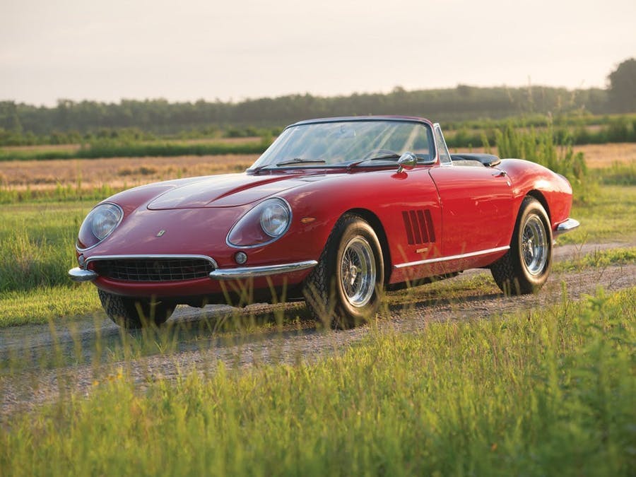 1967 Ferrari 275 GTB/4*S N.A.R.T. Spider av Scaglietti, en av tio producerade. Foto © RM Sotheby’s
