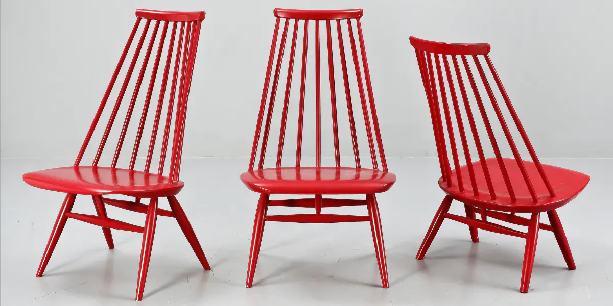 Ilmari Tapiovaara, trois chaises, "Mademoiselle", Edsbyverken, modèle conçu en 1958, bouleau avec assise en contreplaqué moulé et aggloméré. Photo © Bukowskis