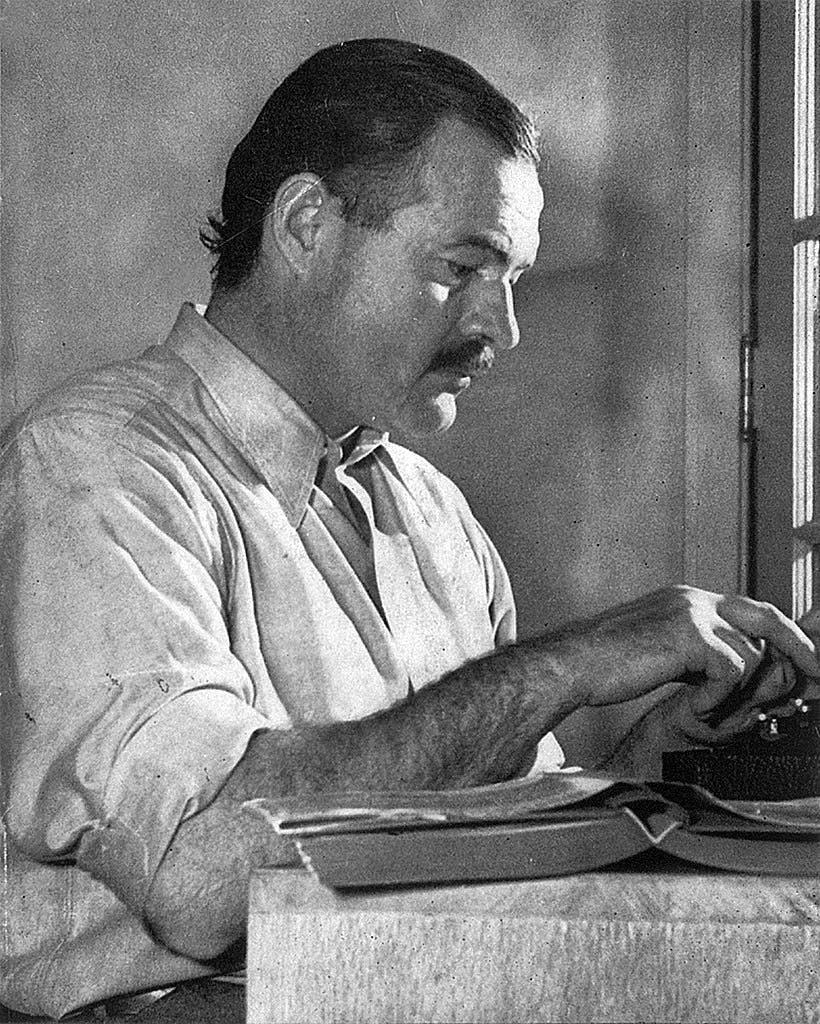 Hemingway travaillant sur son livre « For Whom the Bell Tolls » (Pour qui sonne le glas) à Sun Valley Lodge, Idaho, en décembre 1939. Photo par Lloyd Arnold. Photo domaine public
