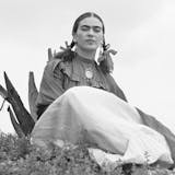 Frida Kahlo, seduta accanto a una pianta di agave, in un servizio fotografico del 1937 per Vogue intitolato "Señoras of Mexico", 1937, Collezione Tony Firssell, Library of Congress (dettaglio)