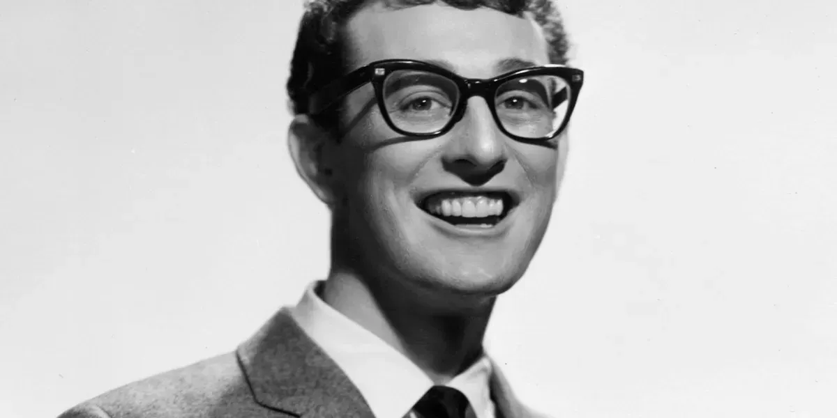 Buddy Holly in un'immagine promozionale per la Brunswick Records. Foto di pubblico dominio (dettaglio)
