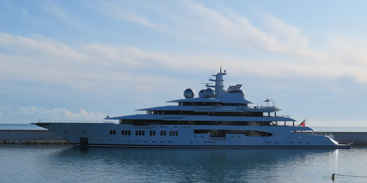 Lo yacht "Amadea" 2019 ad Antibes, in Francia. Foto di Sukkoria tramite Wikimedia Commons (Licenza CC BY-SA 4.0 / https://creativecommons.org/licenses/by-sa/4.0/deed.en) (dettaglio)