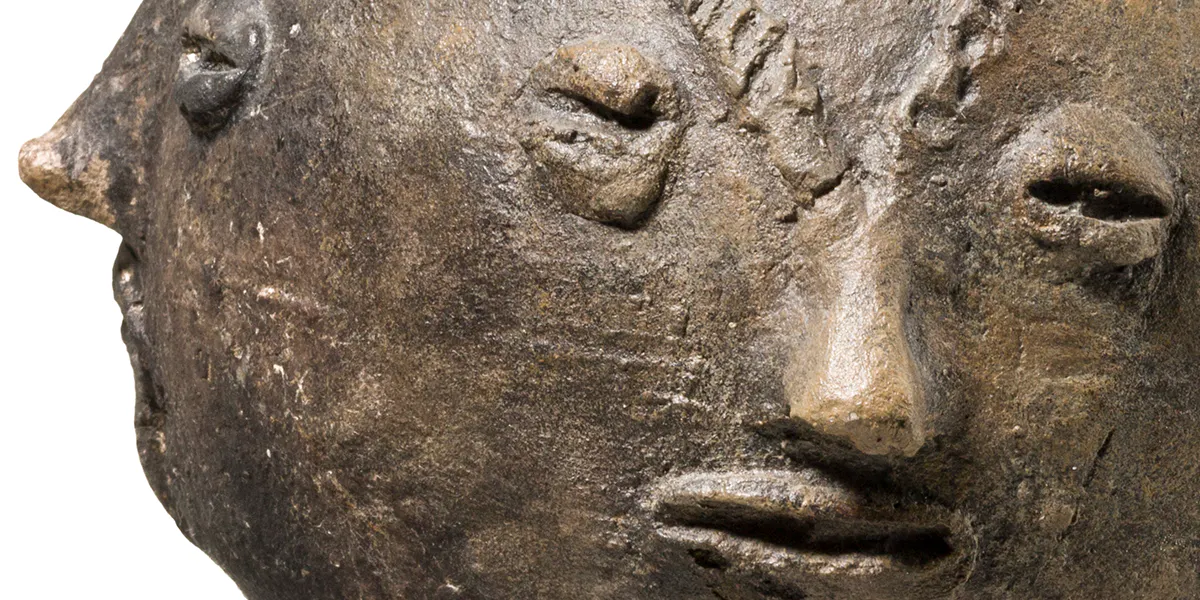 Sogenannte "Gesichtsurne", römisch, 1.-3. Jh. Foto © Hermann Historica (Detail)