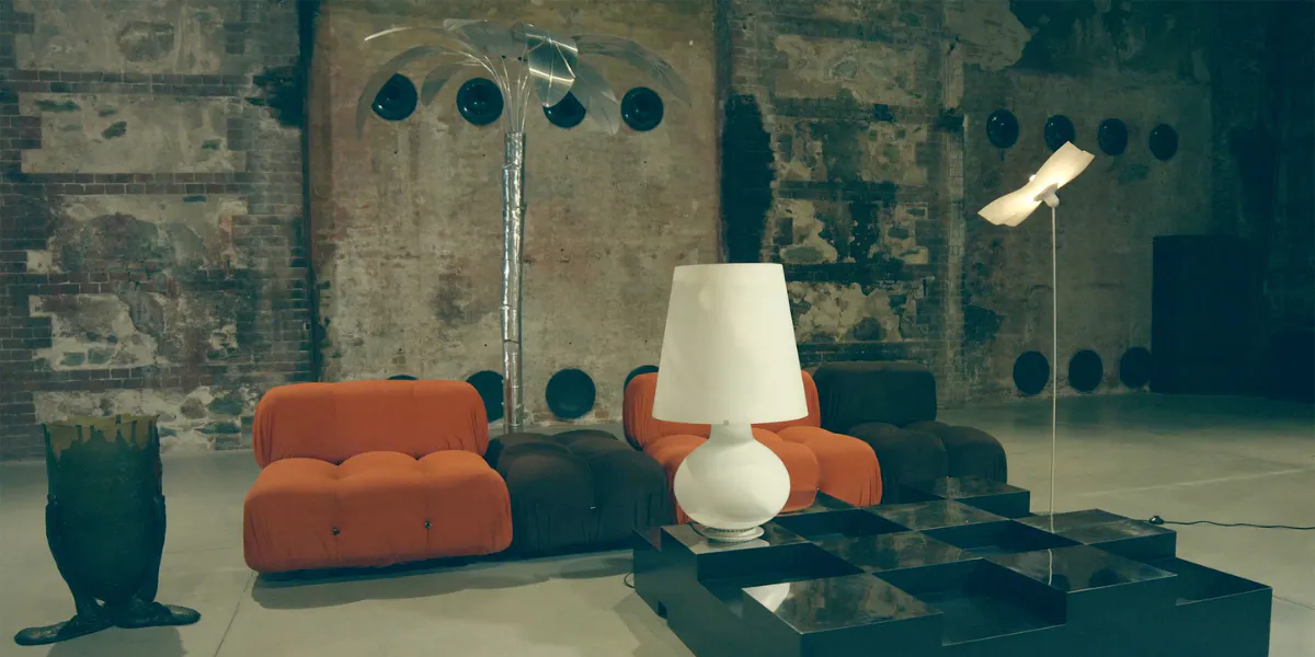 Intérieur comportant les pièces de design italien sélectionnées par Jean-Jacques Wattel - Roberto Monsani, Mario Schifano, Gaetano Pesce, Mario Bellini - à l’occasion de la vente de design italien du 27 septembre chez Art Research Paris. Photo © Art Research Paris