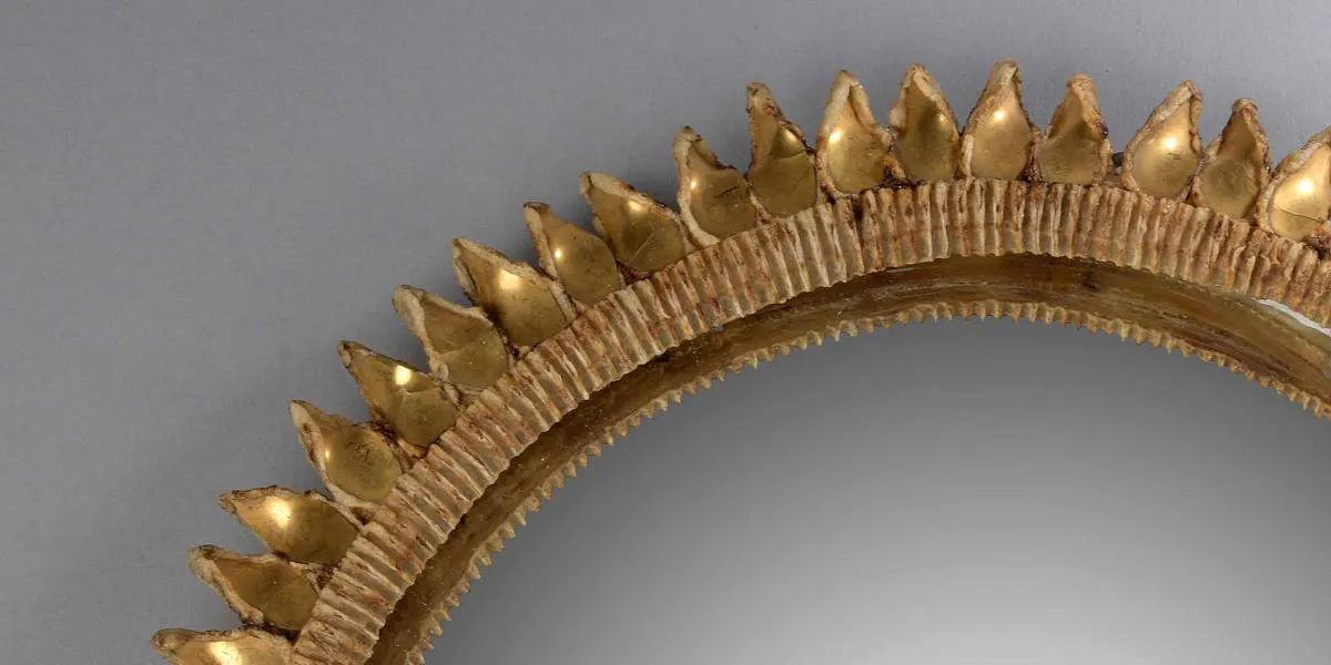 Line Vautrin (1913-1997), specchiera “Chardon” in Talosel giallo e specchi oro, firmato, diam. 37 cm. Foto © Rossini 