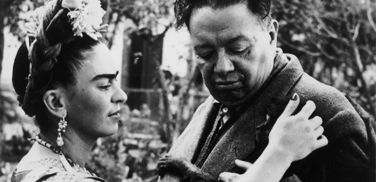 1945 circa: l'artista messicana Frida Kahlo (1907-1954) accarezza una scimmia, forse Fulang-Chang, aggrappata alla giacca del marito, l'artista messicano Diego Rivera (1886-1957). Foto di Wallace Marly / Hulton Archive / Getty Images