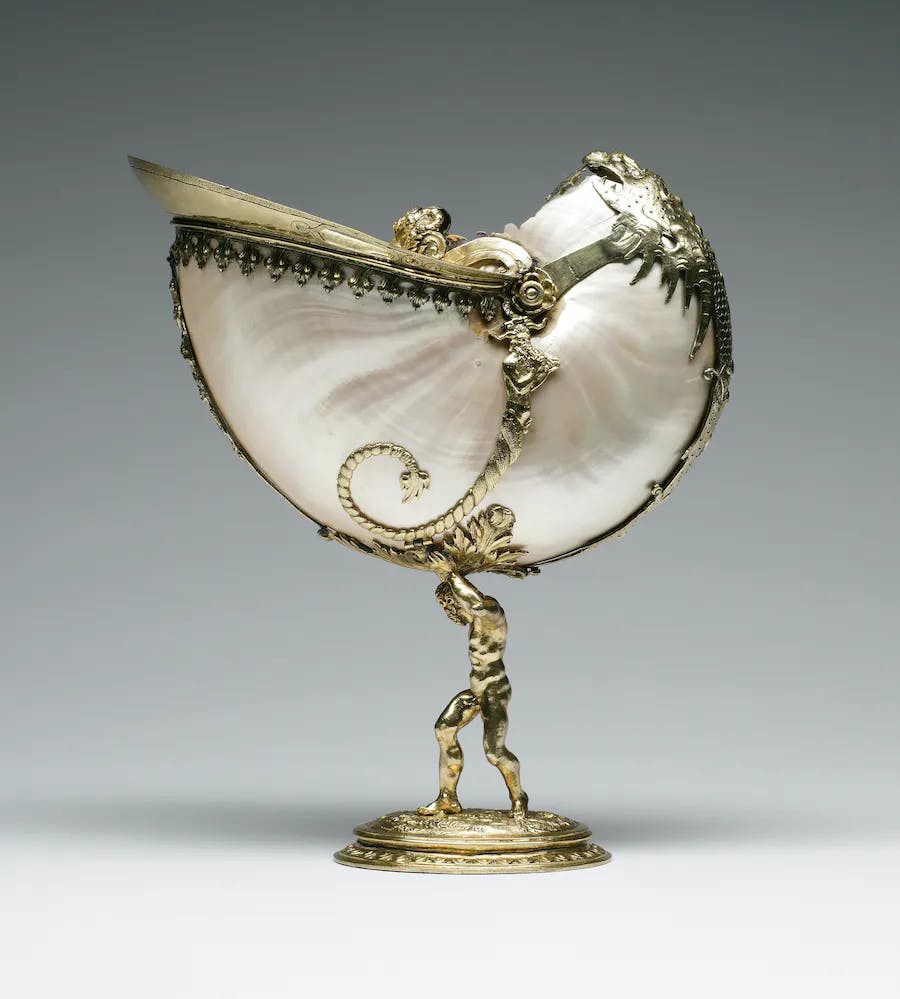 Coupe Nautilus, hollandaise (artiste), vers 1600 (baroque) coquille de nautile, dorée sur des montures en argent. Musée d'art Walters. Image du domaine public.