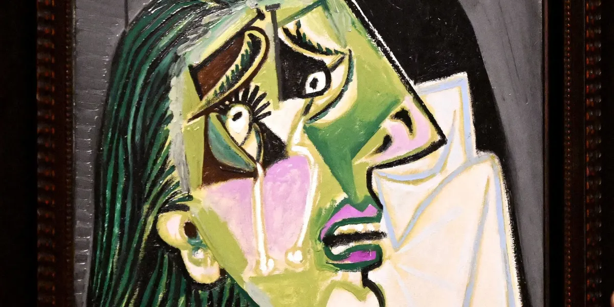 Eine Person macht ein Foto eines Gemäldes mit dem Titel "Weinende Frau" von Pablo Picasso in einer Ausstellung mit über 80 Werken des Künstlers in der National Gallery of Victoria in Melbourne am 9. Juni 2022. Foto von WILLIAM WEST/AFP via Getty Images (Detail)