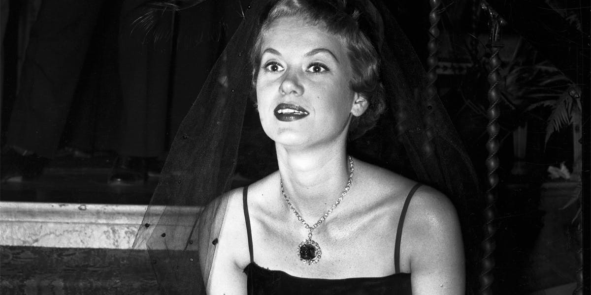 Mme Thomas Phipps porte le diamant Hope, prêté par le bijoutier Harry Winston, au Bal de Tête à New York, le 15 novembre 1949, image © Bettmann / Getty Images