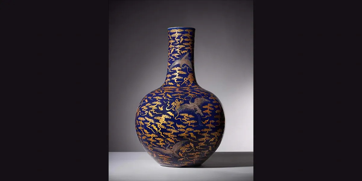 Kaiserliche tianqiuping-Vase mit "Fledermaus und Kranich"-Muster aus Silber- und Goldemaille auf kobaldblau glasiertem Grund, China, Qianlong-Periode und Marke (1736-1795). Foto © Dreweatts