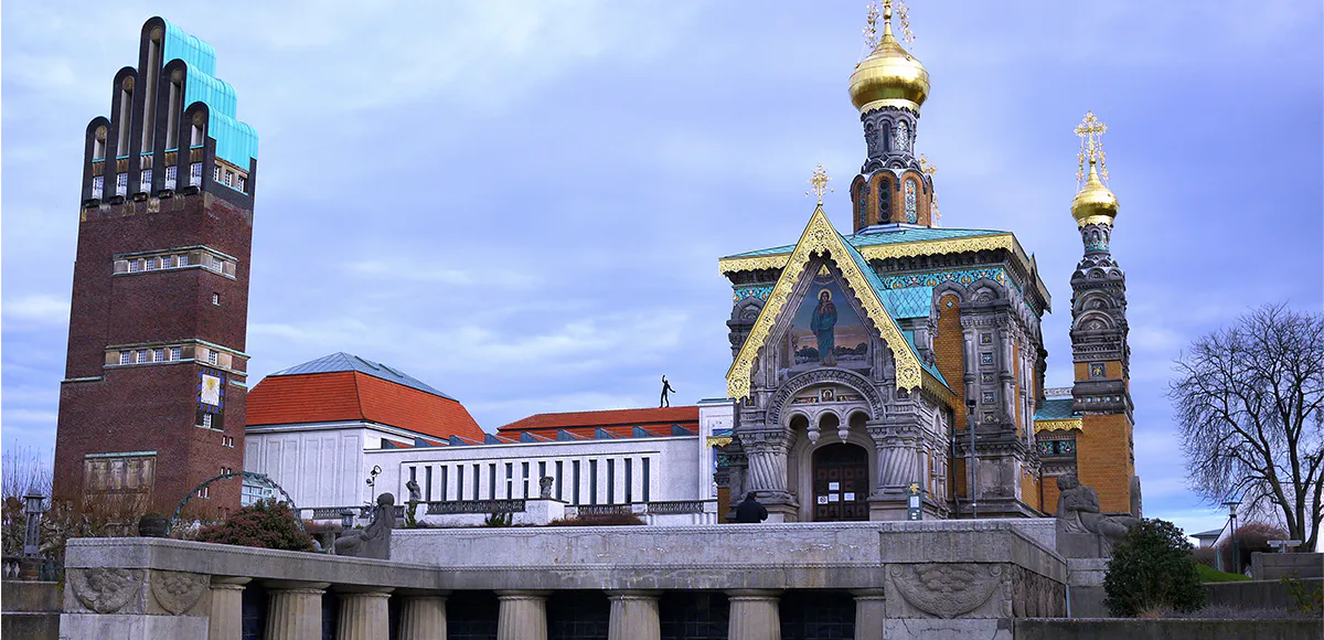 Darmstädter Künstlerkolonie Mathildenhöhe: Hochzeitsturm, Ausstellungsgebäude und Russisches Kirchlein im Jahr 2013. Foto von Lacura (Detail) via Wikimedia Commons (Lizenz CC BY-SA 3.0 de)