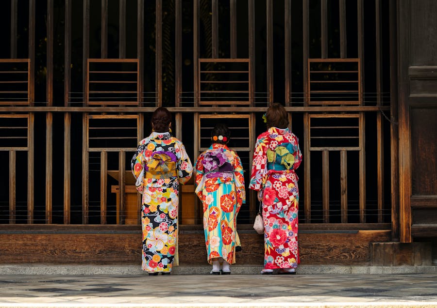 kanaal Triatleet gans Kimono: The Japanese Dress On and Off the Screen | Barnebys Magazine