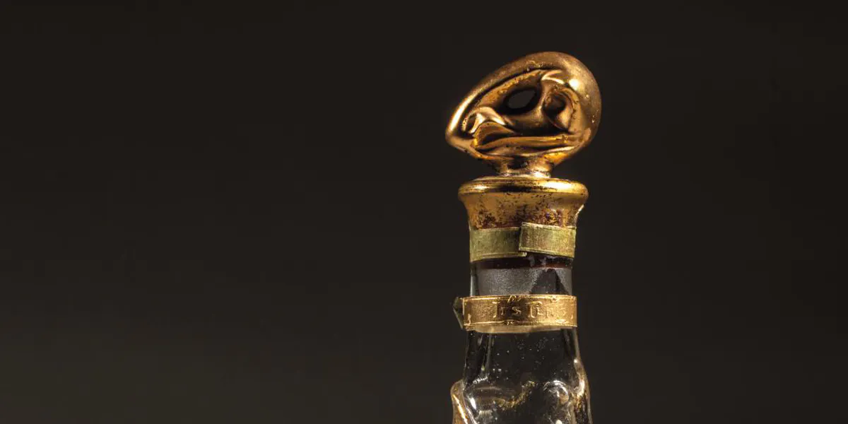 Particolare della bottiglia di eau de toilette "Kantirix" di Hector Guimard, tappo in bronzo dorato, 1899, foto © Copages Auction & Associés