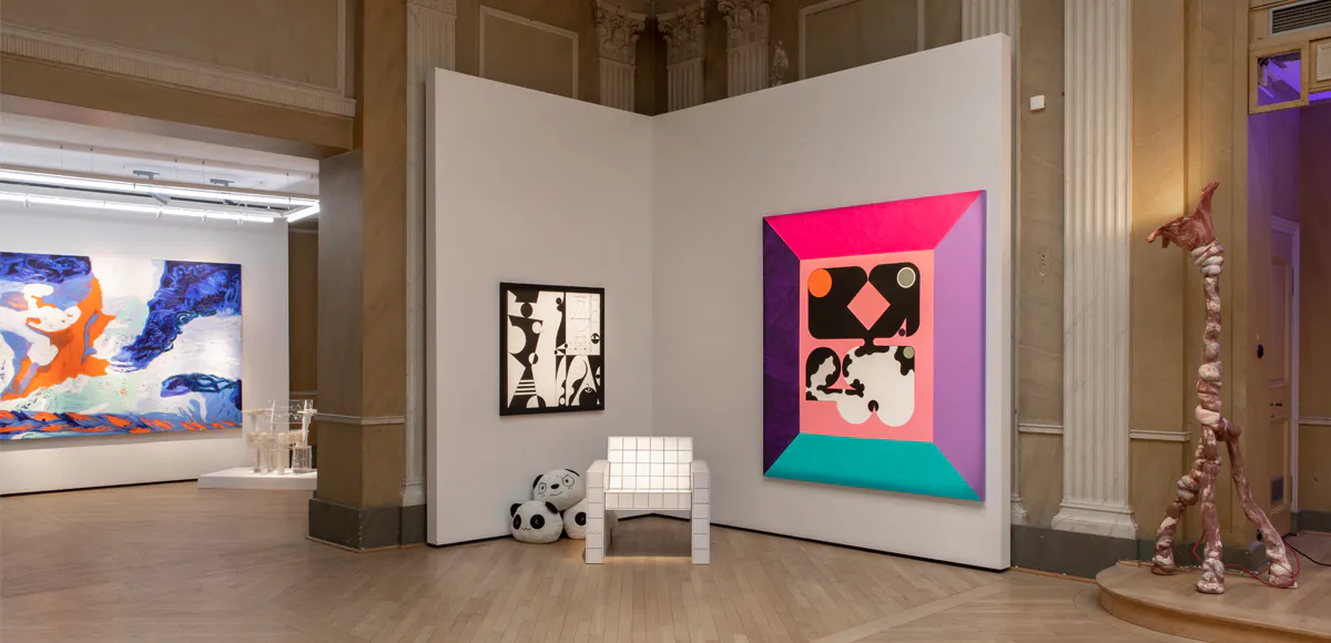 I bild: Donna Huanca, ORANGE OVARY, 2019. Théophile Blandet, TPC 4, 2019. Ad Minoliti, Queer Modulor -Panda-, 2018. Finn Meier, Edge Chair, 2019. Ad Minoliti, Logo, 2018. OrtaMiklos, The Pelly, 2019. Foto: Annika Berglund
