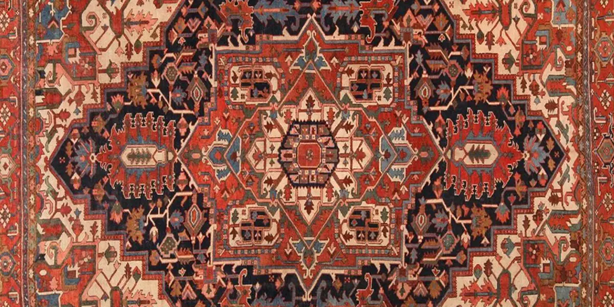 Tapis persan antique Heriz, vers 1920, 3,75 m x 2,92 m. Photo © Nazmiyal Auctions (détail)