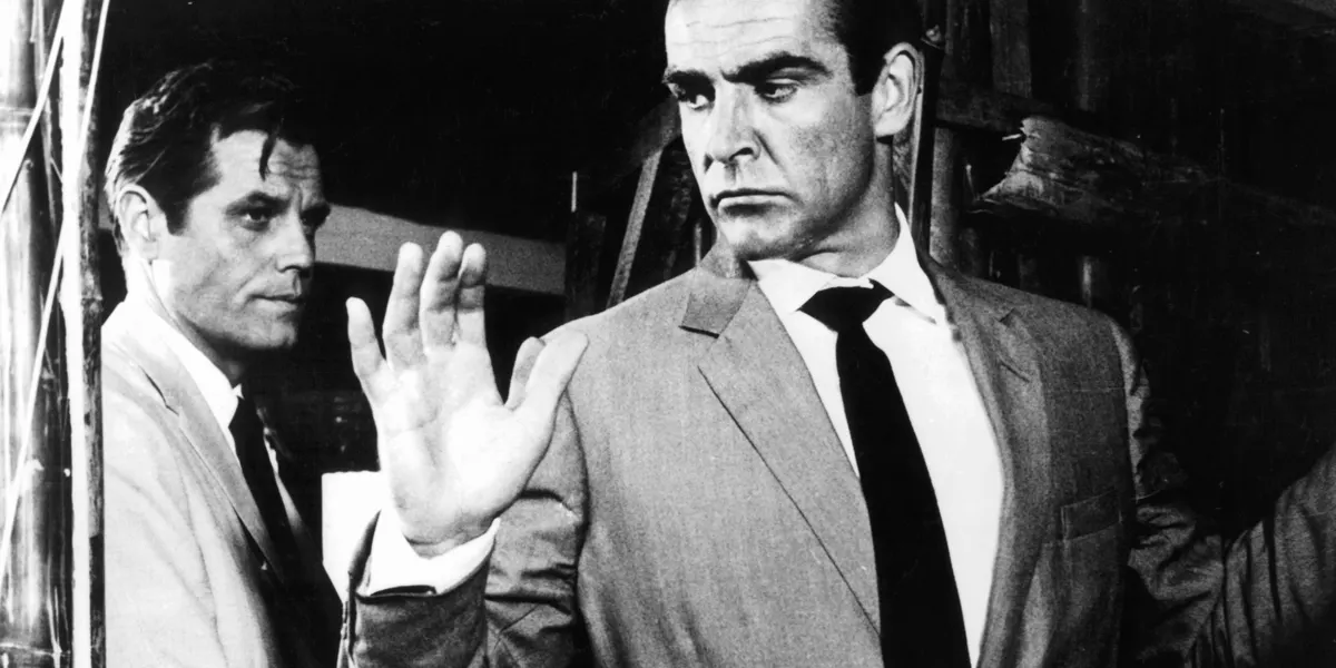 Sean Connery tenu en joue par Jack Lord dans une scène du film « James Bond : Dr. No », 1962 (détail), image © United Artist / Getty Images