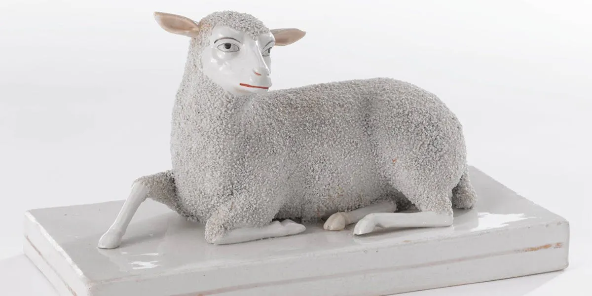 Agneau de 33 cm daté de la fin du XIXe siècle, vendu chez Sotheby's en 2012 pour 2 960 livres, image © Sotheby’s