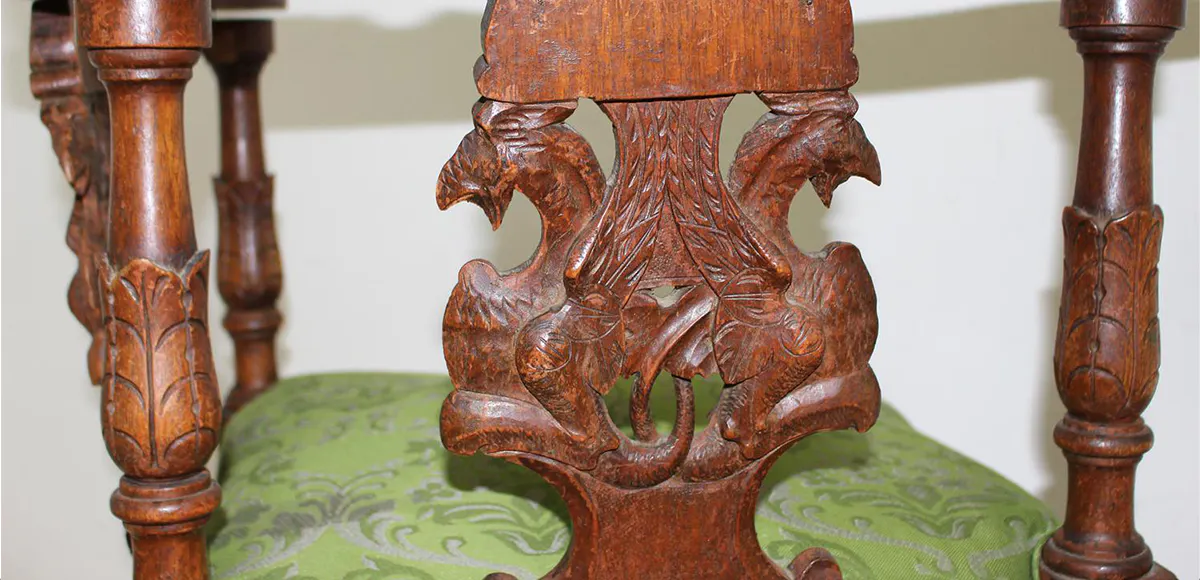 Constantin Brâncuși (1876 in Hobita - Paris 1957), Geschnitzter Armlehnstuhl, verziert mit Greif und Putto. Holzskulptur, Walnuss | Fotos: © Kiefer Buch- und Kunstauktionshaus (Detail)