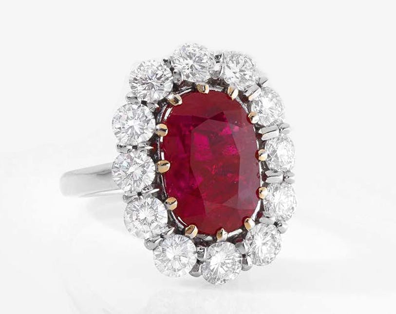 Daisy ring in flat white gold, centred with a large oval-cut ruby ​​weighing 8.03 cts. Image © HVMC