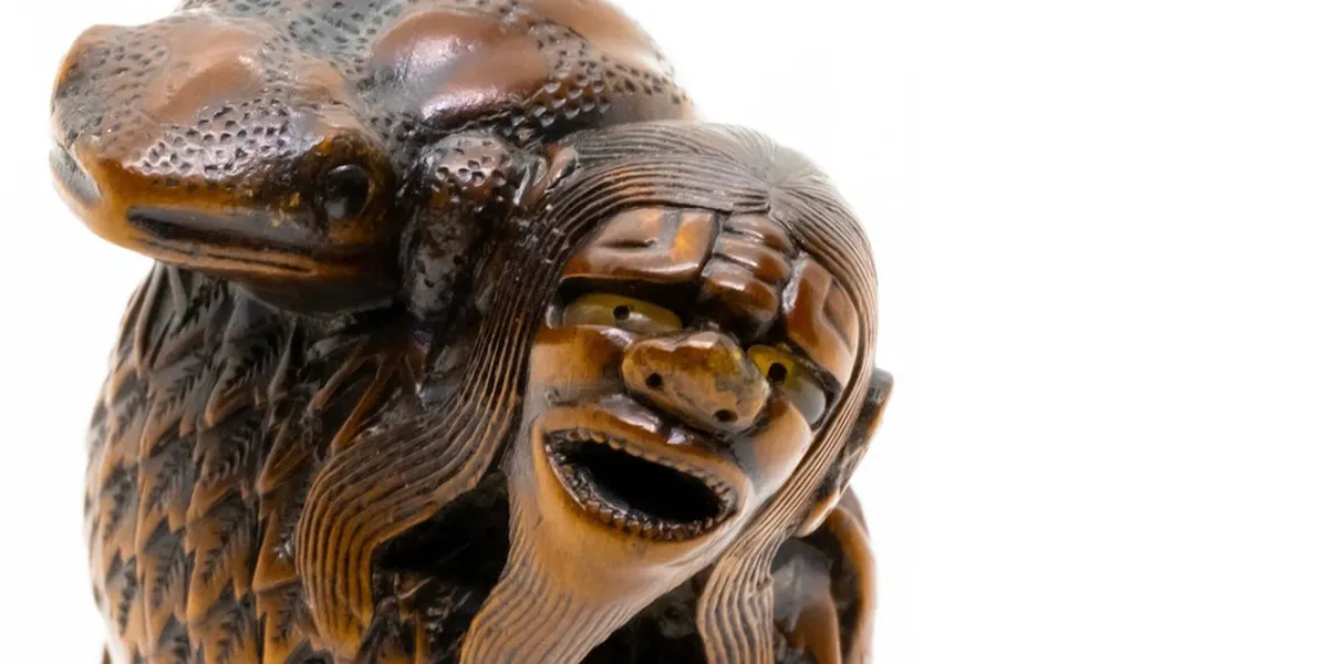 Netsuke dell'immortale Gama Sennin con il suo rospo, Giappone, scuola Toyomasa, primo periodo Meiji (1868-1912), legno di bosso, 65 x 28 x 23 mm. Foto © Catawiki (dettaglio)