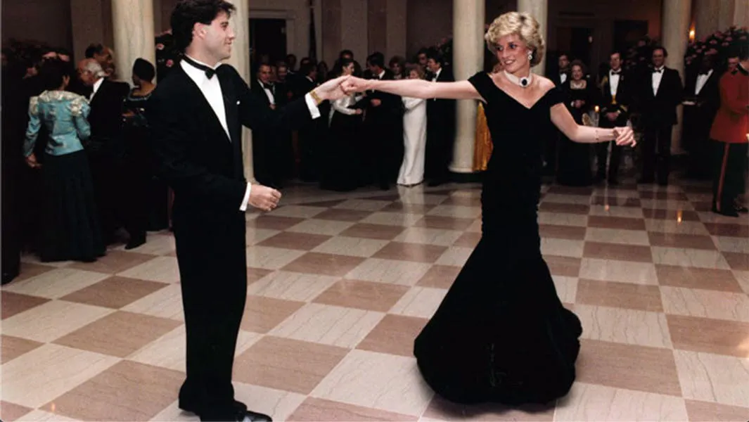 El legendario baile de la princesa Diana con John Travolta en la Casa Blanca. Imagen vía: Ronald Reagan Library/United States Federal Government. Wikipedia