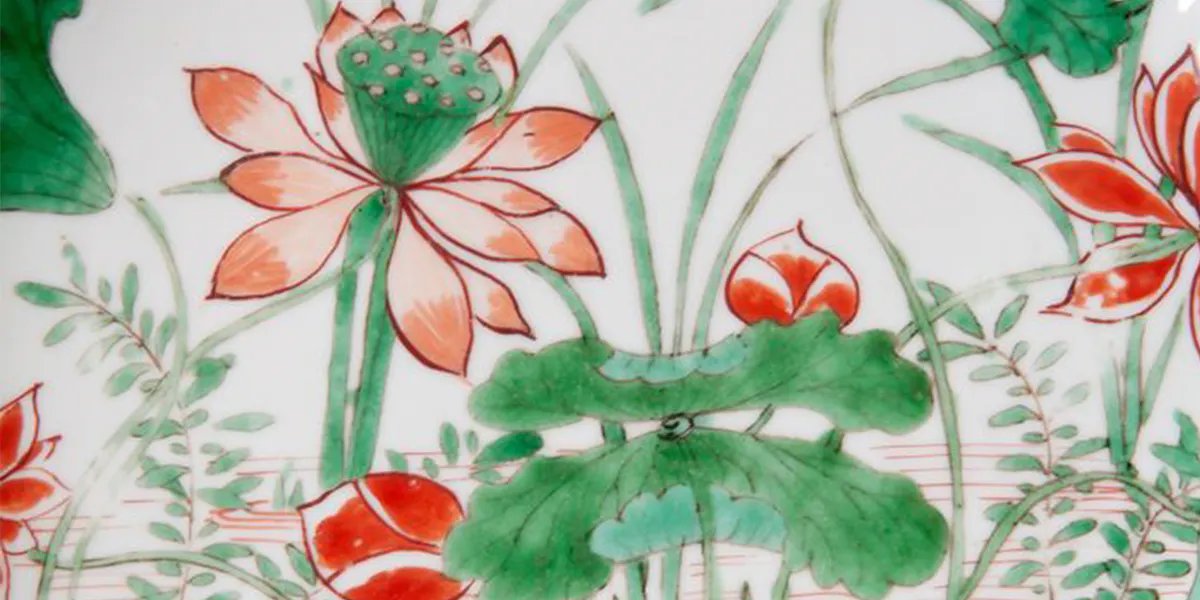 Coppia di rari piatti Famille-verte a forma di crisantemo con marchio del coniglio lunare a doppio anello, Cina, periodo Kangxi (1662-1722), 3,8 x 21,3 x 21,3 cm. Foto © Catawiki (dettaglio)