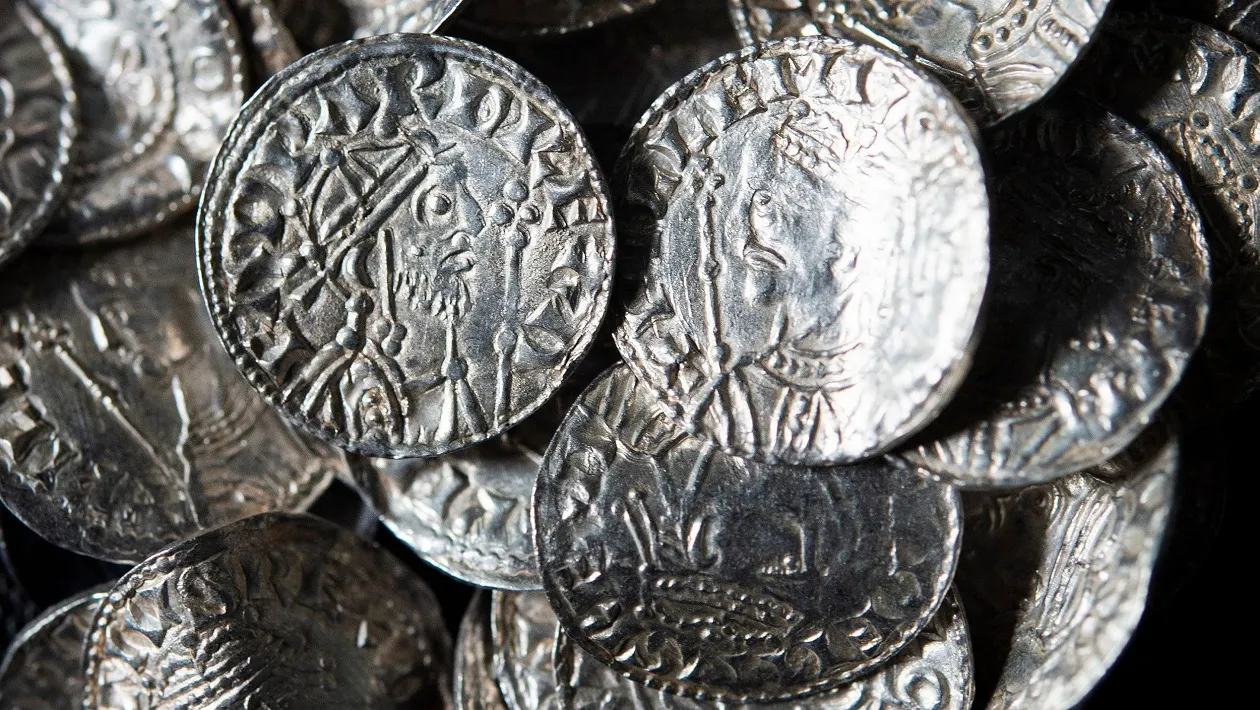 Descubren un importante tesoro de monedas normandas