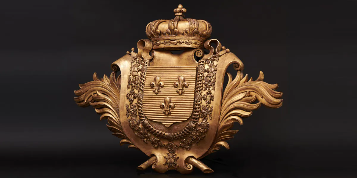 Armoiries des rois de France en bois doré, XVIIIe siècle, image © Hermann Historica GmbH 2020