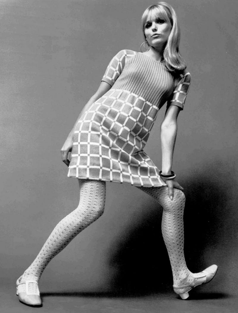 Foto di una modella che indossa un abito in maglia con collant fantasia, 1967. Foto di dominio pubblico