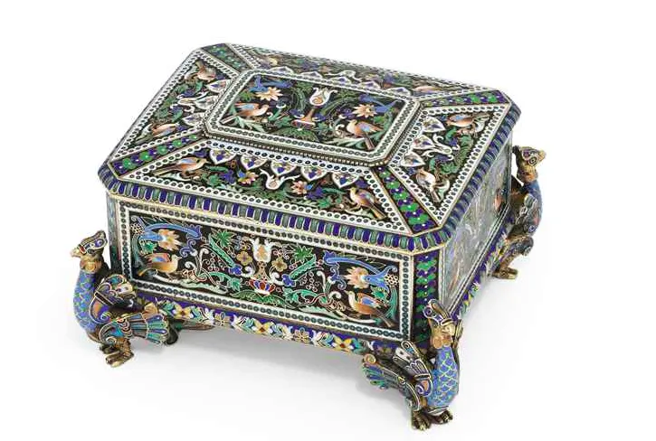 Ovanligt skrin i förgyllt silver. Märkt P. Ovchinnikov, Moskva, 1881. 