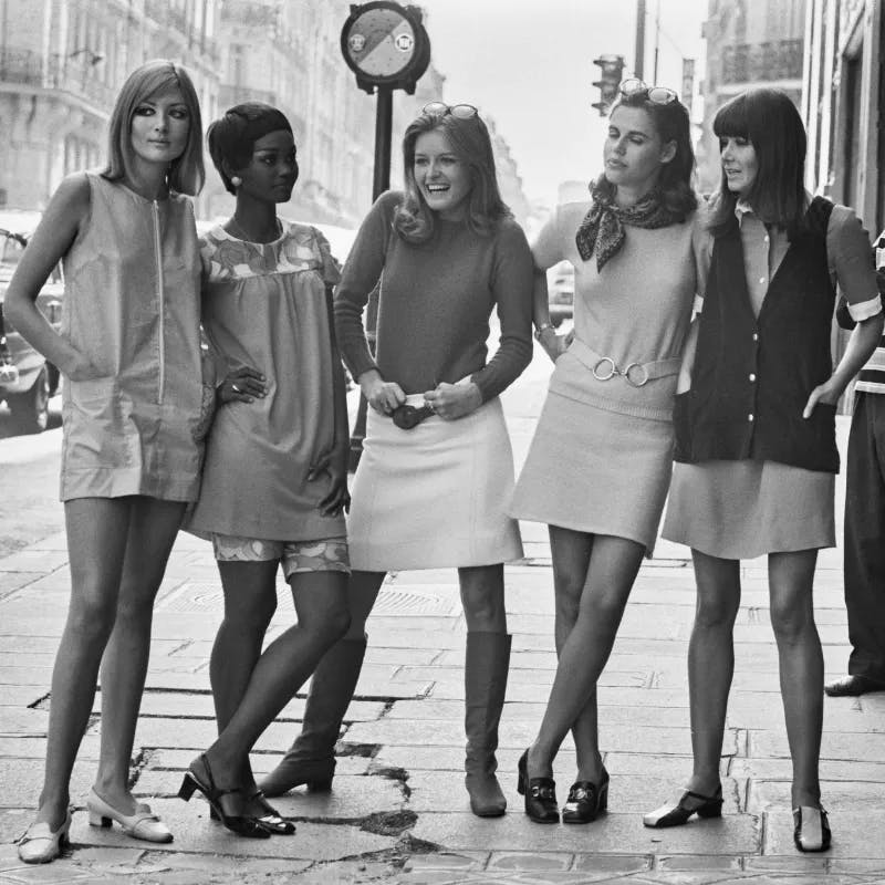 Un groupe de mannequins en tenue décontractée, août 1967. Photo par Evening Standard / Hulton Archive / Getty Images (détail)
