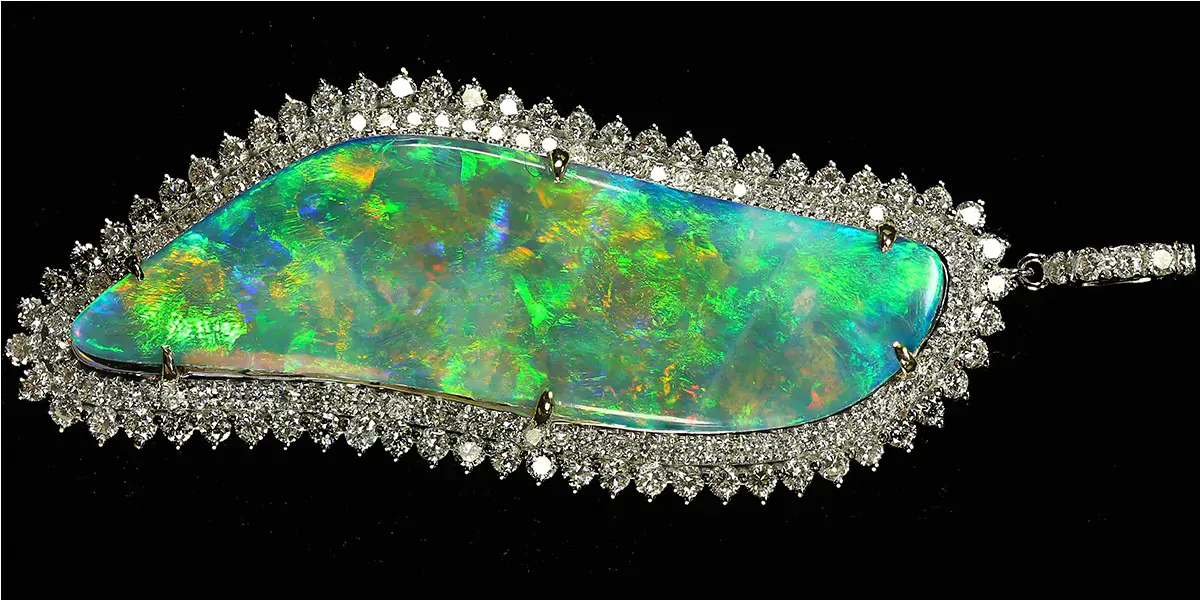 Anhänger mit Opal und Diamanten. Der Opal stammt aus Mintabie, South Australia. Foto von Doxymo, License CC BY-SA 4.0 <https://creativecommons.org/licenses/by-sa/4.0>, via Wikimedia Commons