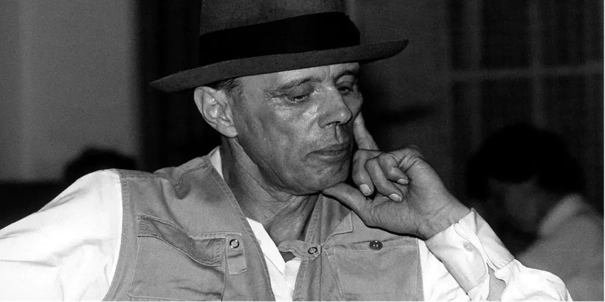 Joseph Beuys, artista tedesco (dettaglio). Foto par Probst/ullstein bild via Getty Images 