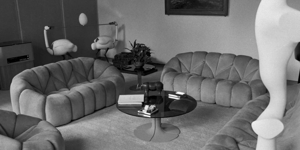 Vue du « Salon aux tableaux » réalisé par le designer français Pierre Paulin au Palais de l'Elysée le 15 juillet 1974, Paris, France. (Photo by Michel GINFRAY/Gamma-Rapho via Getty Images) (détail)