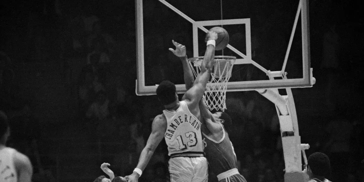 Wilt Chamberlain, des Lakers de Los Angeles, passe par-dessus le bras de Bill Russell, des Celtics de Boston, lors du deuxième match des séries éliminatoires de la NBA, 1969. Photo © Bettmann/Getty Images (détail)