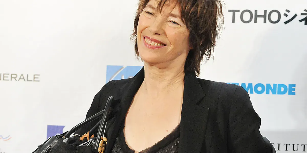 TOKYO - 18 mars : l'actrice Jane Birkin tient son sac à main Hermès Birkin lors de la conférence de presse du Festival du film français 2010 à Roppongi Hills le 18 mars 2010 à Tokyo, au Japon. Photo de Jun Sato/WireImage via Getty Images (détail)