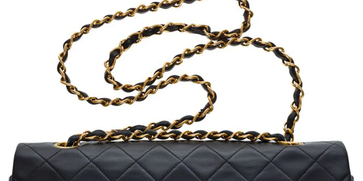 Una borsa a doppia patta in pelle nera trapuntata: il classico di Chanel. L'asta termina il 20 giugno alle 20:00. Foto © Catawiki (dettaglio)