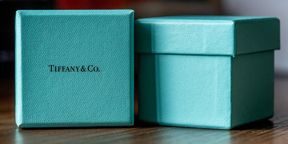 Scatole di Tiffany & Co. Foto di Ajay Suresh (licenza CC BY 2.0 https://creativecommons.org/licenses/by/2.0/deed.en) (dettaglio)
