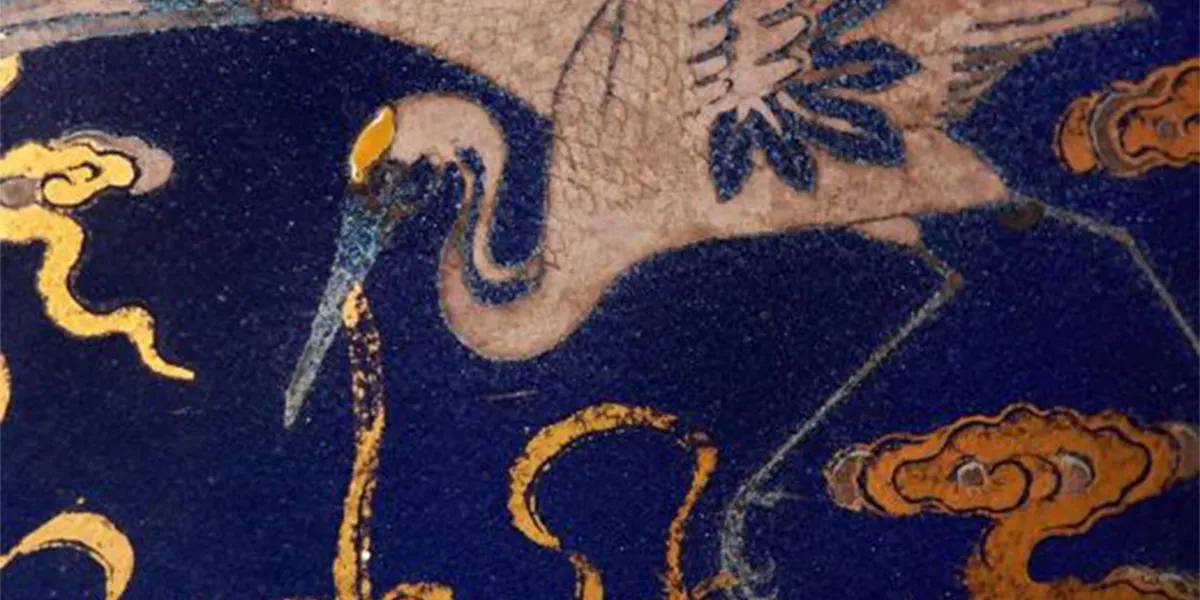 Kaiserliche tianqiuping-Vase mit "Fledermaus und Kranich"-Muster aus Silber- und Goldemaille auf kobaldblau glasiertem Grund, China, Qianlong-Periode und Marke (1736-1795). Foto © Dreweatts (Detail)